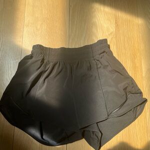 Lululemon Hotty Hot shorts size 4, 4 inch (black)